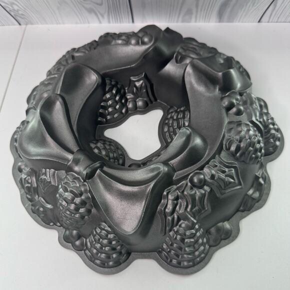 Nordic Ware Holiday Wreath Christmas Bundt Cake Pan Baking Mold Cast Aluminum - Picture 1 of 6
